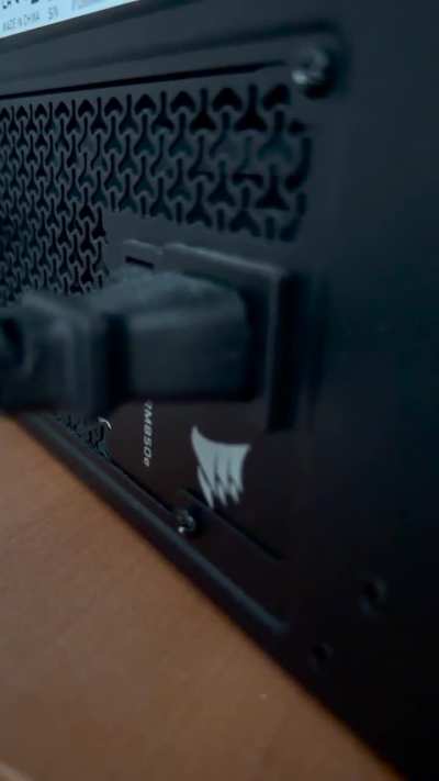 My PSU (Corsair 850e) is making this electrical arching sound. Anyone seen this before? I&rsquo;ve tried another cable but it makes the same sound. I also double checked if everything is correctly and securely plugged in
