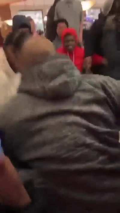 White Guy says N-Word in the Wrong mall 🤣🤣🤣🤣🤣