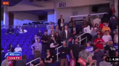 Trump says there&rsquo;s no empty seats and the cameraman goes rogue