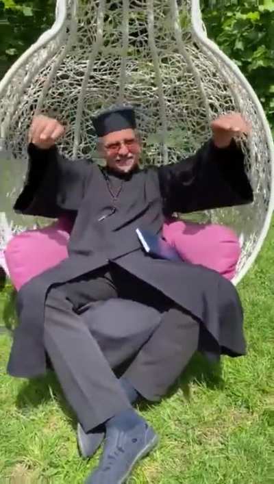 /u/bluntlee vă transmite să &icirc;i ridicați sutana &icirc;n față