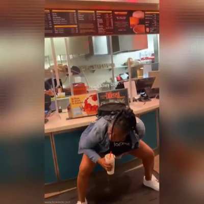 Woman taking a piss on a restaurant's floor after they refuse to let her use the bathroom