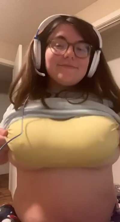Here&rsquo;s a chubby girl titty drop. You&rsquo;re welcome 💖