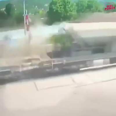 Чёртов шлагбаум, вдруг машину поцарапает.