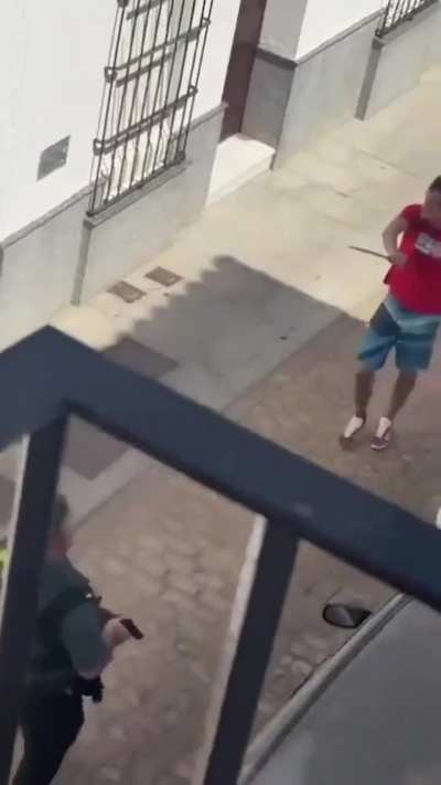 La intervenci&oacute;n contra arma blanca ( si no hay 3as personas solo agente vs agresor) es tomar distancia e intentar disuadirlo. Si empieza a correr hacia el agente este entonces podr&aacute; emplear el arma de fuego