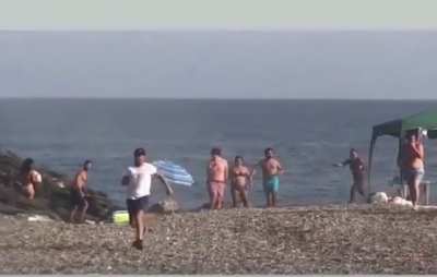 People tackle drug smugglers in Granada Spain