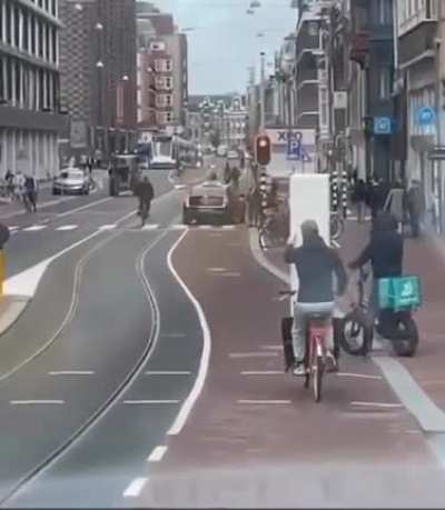 r/Amsterdam is leaking onto other subreddits. Who&rsquo;s in the wrong here?