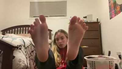 Blonde coming back to spread her toes super wild