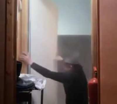 Соблюдайте ТБ! Не открывайте двери движущегося дома!