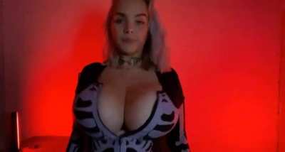 Boob twerk