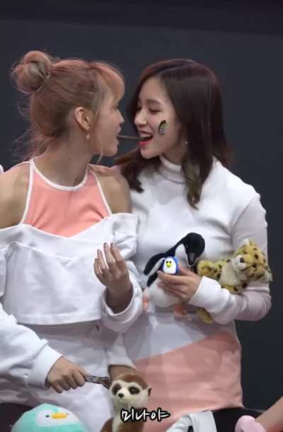 Sana almost makes Mina &amp;amp; Momo kiss (ft. Dahyun)