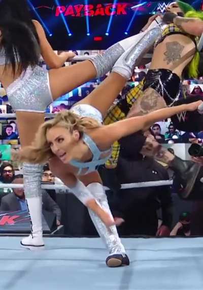 A peak down Peyton&rsquo;s tights 👀