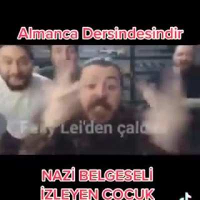 Bu videonun farklı bi b&uuml;y&uuml;s&uuml; var amk