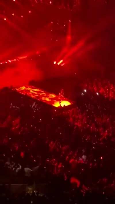Crowd sings Mr. Rager while Cudi dance. (Dallas 8/30/22)