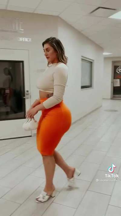 6'1" British Milf