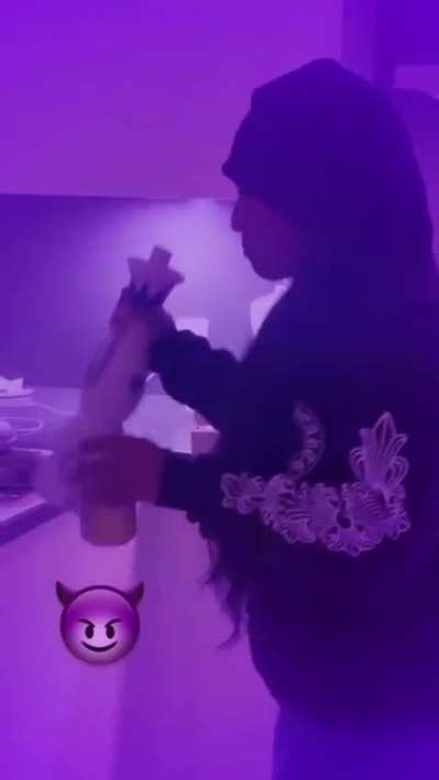 😈