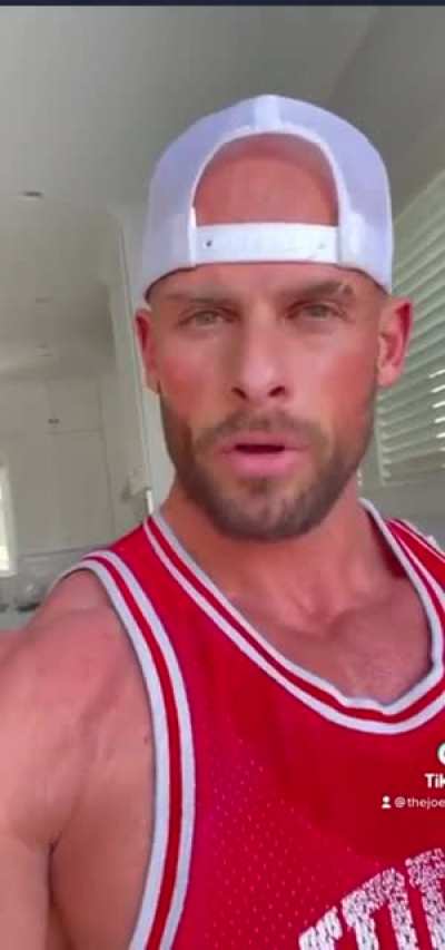 Girl labels random guy at gym a pervert, he wasn&rsquo;t even paying her no mind