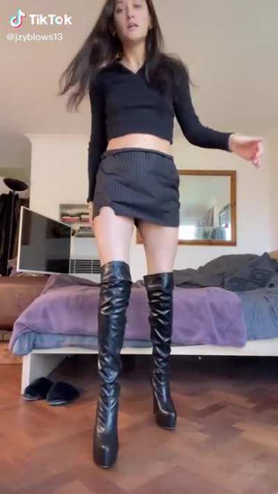 Oops upskirt 😏
