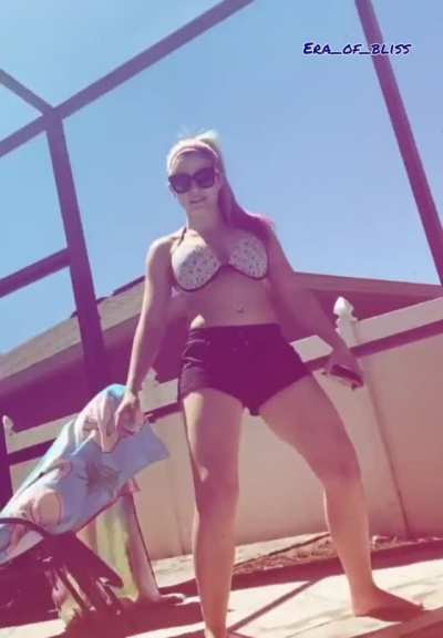 Alexa Bliss dancing