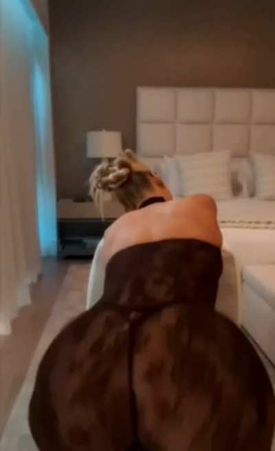 Iggy makin it clap