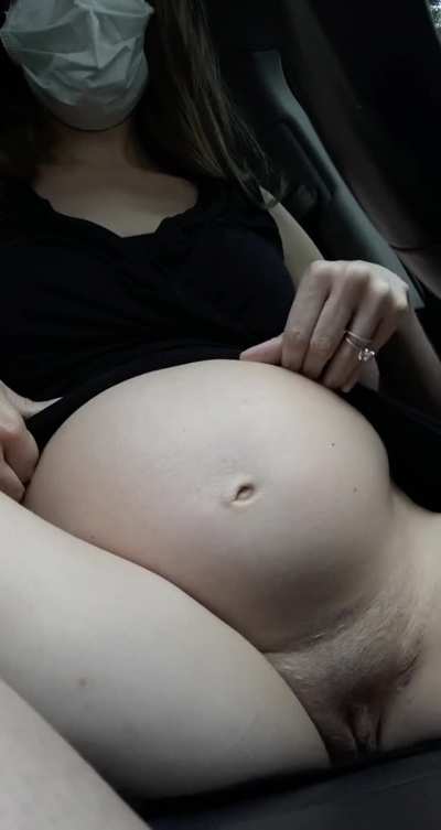 I bet you&rsquo;ll have a thing for pregnant belly buttons after me 💋 [oc] [f]