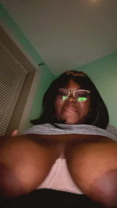 21 &bull; Shy and have macromastia😅 (boobs abnormally large) Help me break out of my shell!!✨