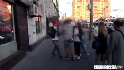 2 Russian youtubers did a "social experiment" by walking through the streets of Moscow holding hands