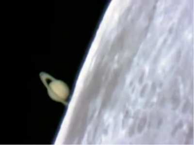 Imagem incr&iacute;vel de Saturno subindo por tr&aacute;s da Lua capturada pelo astr&ocirc;nomo Jan Koet em 2009.
