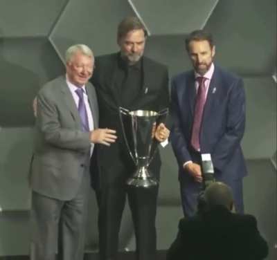 Klopp pulls Fergie back in for the award picture