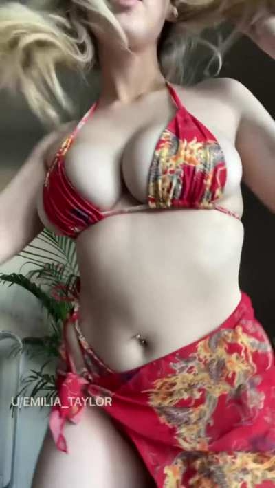 I heard that men love busty blondes in here..is that you? 🥰