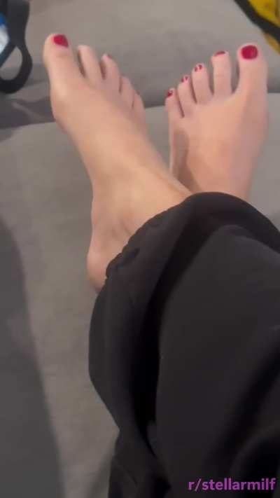 What would you like to do with mommy’s feet :)
