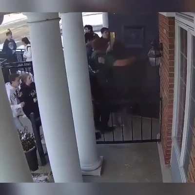 A Muslim American student entered the secret number of the door of the mosque next door from the school, which was hit by a shooting incident and saved the lives of many students