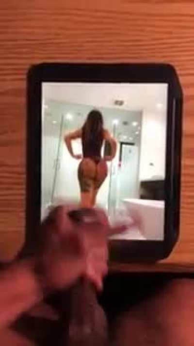 Couldn&rsquo;t resist Cardi&rsquo;s fat ass🥴