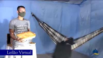 Padre fazendo leil&atilde;o de lasanha enquanto se balan&ccedil;a na rede...