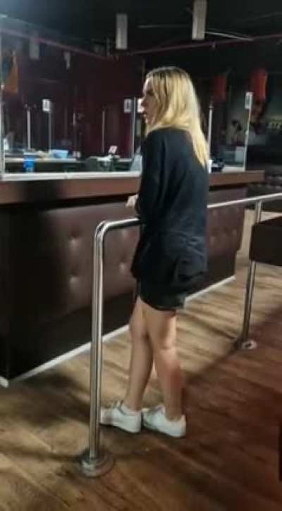 German girl tries to fight a guy and says "your mother fucks you!"