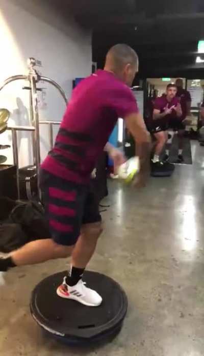 Aaron Smith and TJ Perenara pass practice