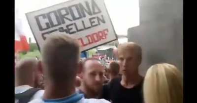 Neo Nazis trying to storm the German parliament, held up by only 3 officers