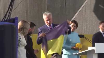 Pres. Zelensky made an appearance in Vilnius, Lithuania today, where the NATO summit is taking place, to join a ceremony raising a Ukrainian flag sent from the frontline from the 10th Mountain Assault Brigade "Edelweiss".