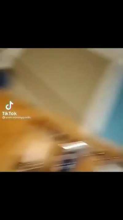 😠