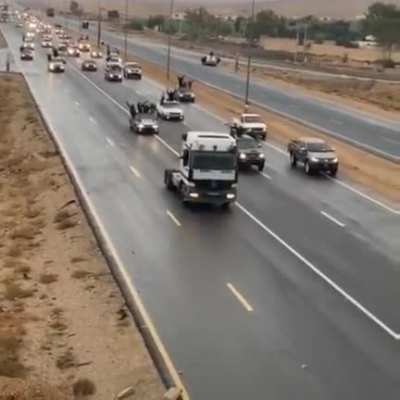 &rlm;موكب مؤازرة لأحد النواب، تخميس وطخ رصاص وحاجزين الطريق الصحراوي