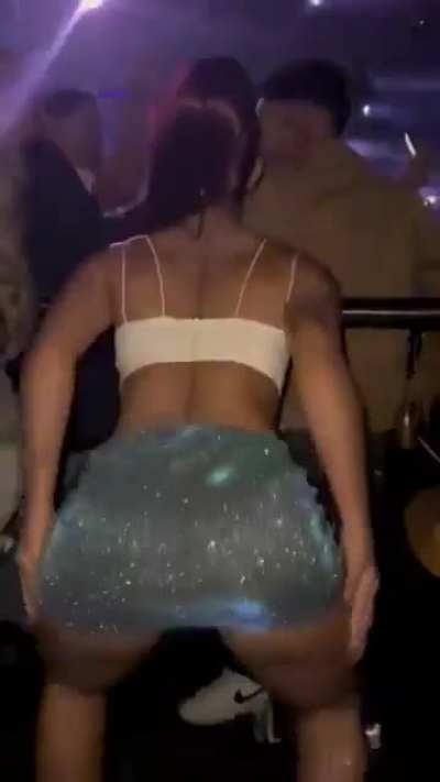 A mocinha de fam&iacute;lia tradicional, mostrando sua bundona de forma conservadora. 