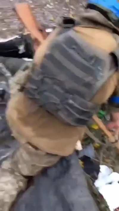 A team of Ukrainian soldiers helped to identify a deceased Russian soldier. The tourniquet appears to be useless.