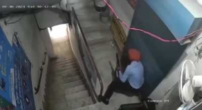 Sikh guard of gold loan business in India halts ongoing theft attempt