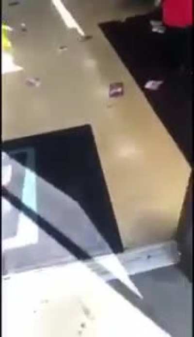Short on patience? Midget &lsquo;robbing&rsquo; store gets taken down by police