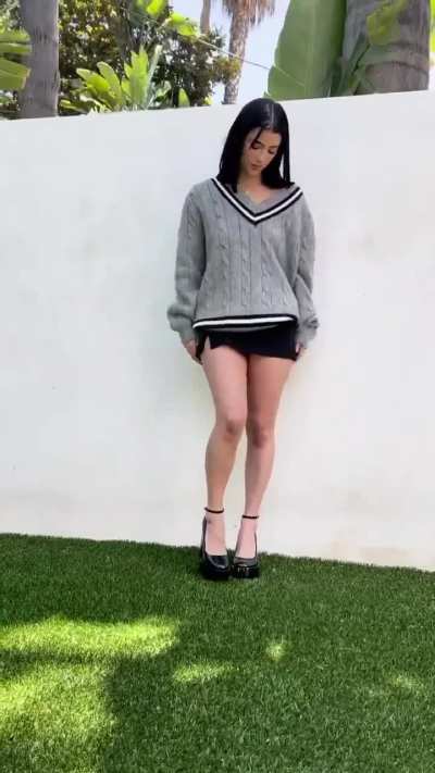 Just want to lick every inch of those perfect legs😵&zwj;💫