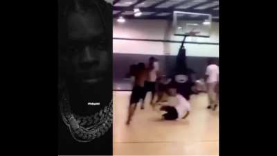 he know his lil thick ass ain&rsquo;t supposed to be hooping🙄
