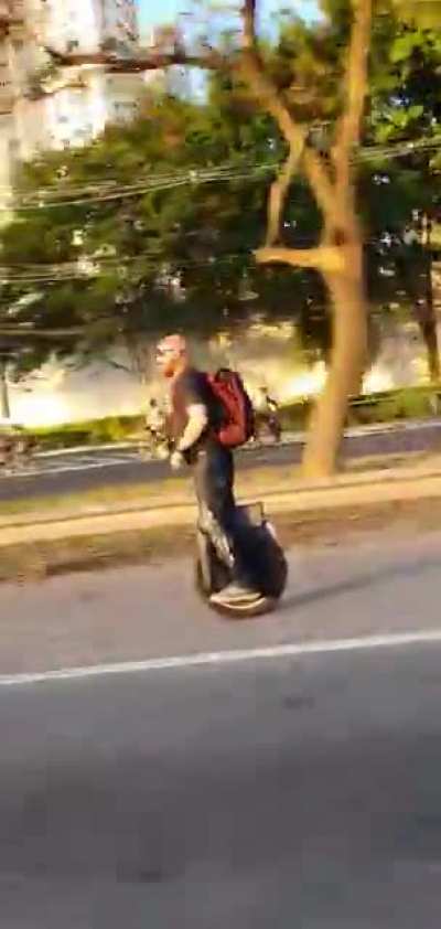 O t&iacute;pico "cicloativista" moderninho. N&atilde;o, as leis de tr&acirc;nsito n&atilde;o valem para eles.