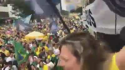 O mundo n&atilde;o gira, ele capota...muito bom ver que aos poucos os ratos est&atilde;o abondando o barco prestes a afundar.