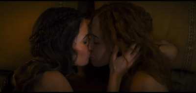 Jamaica Vaughan & Ivana Baquero !