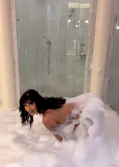 Would you join me? 💦