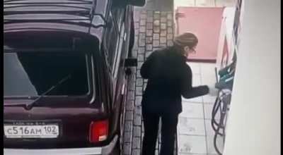 А как тебе такое, Илон Маск? У нас уже, вон, беспроводные заправки есть!